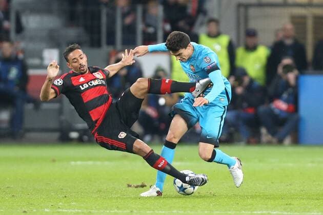 Leverkusen Karim Bellarabi ( 38, Bayer 04 Leverkusen) mit Marc Bartra ( 15, FC Barcelona Barca , Bayer 04 Leverkusen - FC Barcelona, Fussball, Champions-League, 09.12.2015, Copyright: Deutzmann Eibner-Pressefoto EP_CDN