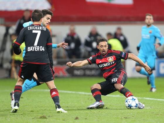 Leverkusen v.l. Marc Bartra ( 15, FC Barcelona Barca , Javier Chicharito Hernandez ( 7, Bayer 04 Leverkusen) und Karim Bellarabi ( 38, Bayer 04 Leverkusen) mit einer Chance, Bayer 04 Leverkusen - FC Barcelona, Fussball, Champions-League, 09.12.2015, Copyright: Deutzmann Eibner-Pressefoto EP_CDN