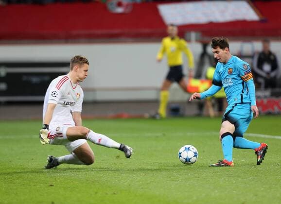 Leverkusen, Germany, 9th Dec 2015. Champions League, Bayer 04 Leverkusen vs FC Barcelona Barca Lionel Andres Messi (Barcelona) umspielt Bernd Leno (Leverkusen) auf dem Weg zum 0-1.