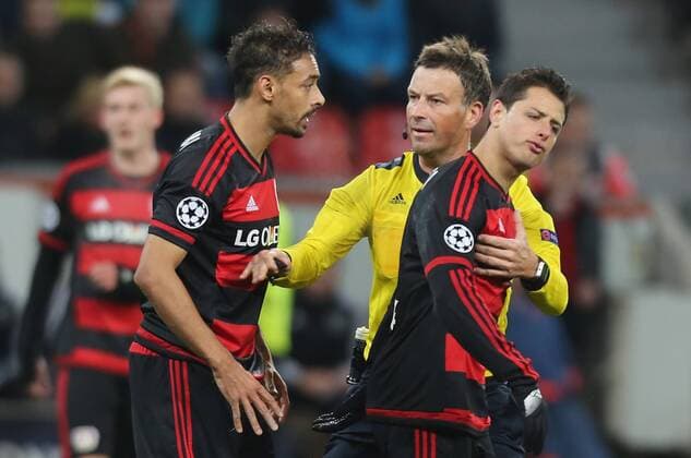 Leverkusen, Germany, 9th Dec 2015. Champions League, Bayer 04 Leverkusen vs FC Barcelona Barca Schiedsrichter Mark Clattenburg trennt Chicharito (R) und Karim Bellarabi (Leverkusen).