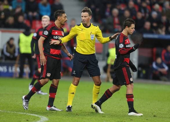 Leverkusen, Germany, 9th Dec 2015. Champions League, Bayer 04 Leverkusen vs FC Barcelona Barca Schiedsrichter Mark Clattenburg trennt Chicharito (R) und Karim Bellarabi (Leverkusen).