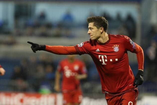 Fußball, Champions League, Dinamo Zagreb - Bayern München Zagreb, 09.12.2015., Stadion Maksimir, Champions League, group F, GNK Dinamo Zagreb (blue) 0-2 FC Bayern (red) Robert LEWANDOWSKI (9)
