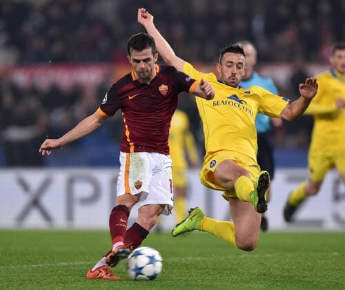 Fußball, Champions League, AS Rom - BATE Baryssau Miralem Pjanic (L) of Roma vies with Nemanja Nikolic of Bate Borisov during the UEFA Champion s League football in Rome, Italy, Dec. 10, 2015. Roma won 2-0. ) (SP)ITALY-ROMA-UEFA CHAMPIONS- AS ROMA VS FC BATE BORISOV AlbertoxLingria 