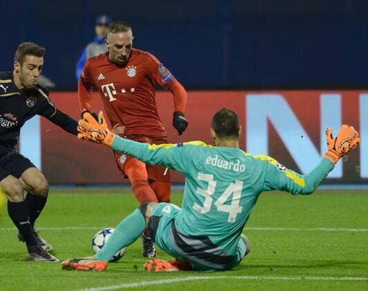 Fußball, Champions League, Dinamo Zagreb - Bayern München Franck Ribery (C) of FC Bayern Munich shoots during their UEFA Champions League Group F match against Dinamo Zagreb at the Maksimir Stadium in Zagreb, Croatia, Dec. 9, 2015. Bayern won 2-0. ) (SP)CROATIA-ZAGREB-UEFA CHAMPIONS LEAGUE-BAYERN VS DINAMO MisoxLisanin 