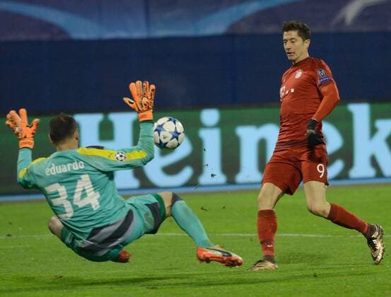Fußball, Champions League, Dinamo Zagreb - Bayern München Robert Lewandowski (R) of FC Bayern Munich shoots and scores during their UEFA Champions League Group F match against Dinamo Zagreb at the Maksimir Stadium in Zagreb, Croatia, Dec. 9, 2015. Bayern won 2-0. ) (SP)CROATIA-ZAGREB-UEFA CHAMPIONS LEAGUE-BAYERN VS DINAMO MisoxLisanin 