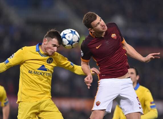 Fußball, Champions League, AS Rom - BATE Baryssau Edin Dzeko (R) of Roma fights for the ball with Evgeni Yablonski of Bate Borisov during the UEFA Champion s League football in Rome, Italy, Dec. 10, 2015. Roma won 2-0. ) (SP)ITALY-ROMA-UEFA CHAMPIONS- AS ROMA VS FC BATE BORISOV AlbertoxLingria 