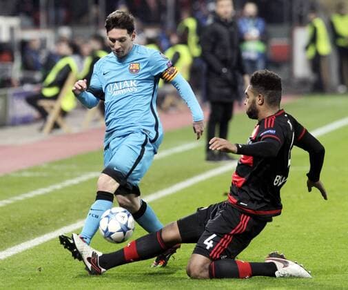 Bayer Leverkusen - FC Barcelona Barca 1:1 Fussball Champions League 2015 2016 BayArena Leverkusen Deutschland Datum: 09.12.2015 Links: Lionel Messi (FC Barcelona) Rechts: Jonathan Tah (Bayer Leverkusen)