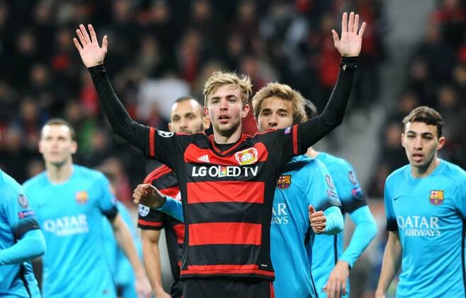 Fussball, UEFA Champions League, Herren, Saison 2015 2016, Gruppe E, 6. Spieltag, BayArena Leverkusen, Bayer Leverkusen (rot) - FC Barcelona Barca (blau) 1:1; Christoph Kramer (Leverkusen), Sergi Samper (FC Barcelona), Aktion.