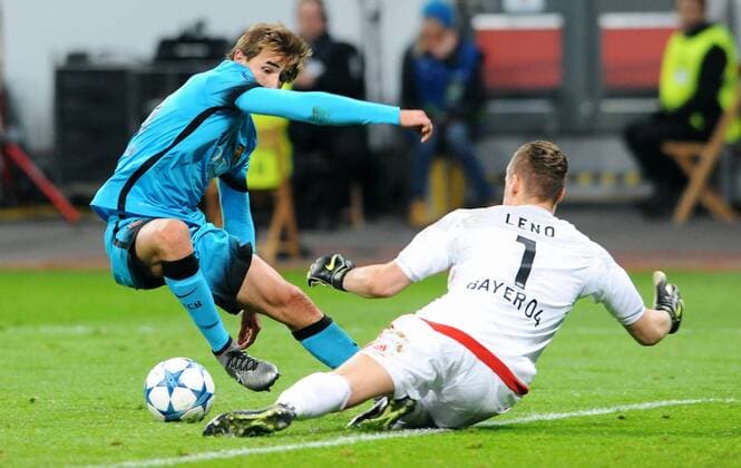 Fussball, UEFA Champions League, Herren, Saison 2015 2016, Gruppe E, 6. Spieltag, BayArena Leverkusen, Bayer Leverkusen (rot) - FC Barcelona Barca (blau) 1:1; Bernd Leno (Leverkusen), Sergi Samper (FC Barcelona), Aktion.
