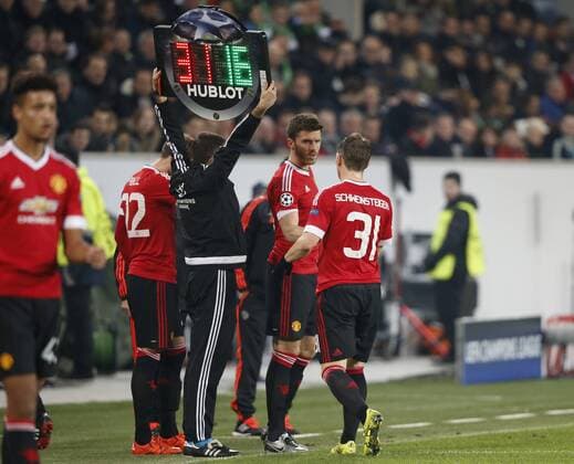 SCHWEINSTEIGER Bastian Team Manchester United ManU bei der Auswechslung UEFA Championsleague Spiel Gruppe B VFL Wolfsburg-Manchester United 3 : 2 am 08.Dezember 2015 in Wolfsburg 
