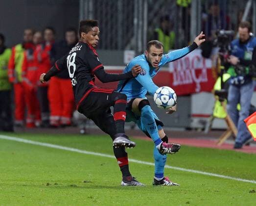 09.12.2015, xjhx, Fussball UEFA Champions League, Bayer 04 Leverkusen - FC Barcelona Barca emspor v.l. Wendell (Bayer 04 Leverkusen), Sandro Ramirez (FC Barcelona). Aktion.