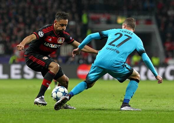 09.12.2015, Fussball UEFA Champions League 2015 2016, Gruppenphase, 6.Spieltag, Bayer 04 Leverkusen - FC Barcelona Barca in der BayArena Leverkusen. v.l. Karim Bellarabi (Bayer Leverkusen) gegen Juan Camara (FC Barcelona) 
