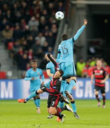 Mittwoch 09.12.2015, UEFA Champions League, Saison 2015 2016, Gruppe E 6. Spieltag in Leverkusen, Bayer 04 Leverkusen vs. FC Barcelona Barca 1:1, Marc Bartra Aregall (Barcelona),Javier Hernandez (Chicharito) (Leverkusen) DeFodi506