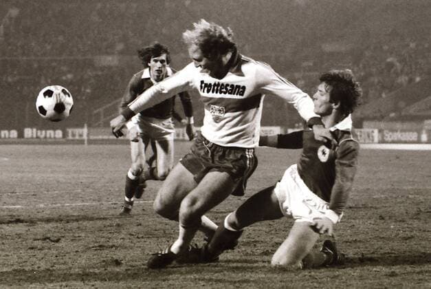 Stuttgart Fußball VfB Stuttgart vs. Deutsche Nationalmannschaft, v.l. Manfred Kaltz (GER), Dieter Hoeneß (VfB), Bernd Förster (GER)