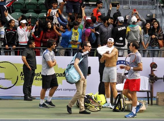 Bilder des Tages - SPORT NEW DELHI, INDIA - DECEMBER 10: Rafael Nadal, Spanish Tennis player during the inaugural match for a tie-up between Rafael Nadal Academy and Mahesh Bhupathi Tennis Academies (MBTA) to identify talents in India and offer them the opportunity to receive expert coaching, at R.K. Khanna Tennis Complex , RK Puram, on December 10, 2015 in New Delhi, India. (Photo by Sanchit Khanna Hindustan Times ) Rafael Nadal And Mahesh Bhupathi Tennis Academies Tie Up For Collaboration