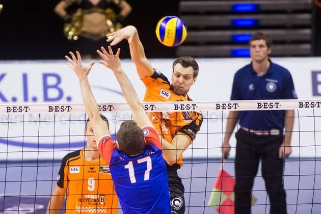 10.12.2015, xfrx, Volleyball DVV Pokal, BR Volleys Berlin - United Volleys Frankfurt, emspor v.l.Robert Kromm (Berlin Recycling),Jan Zimmermann (United Volleys RheinMain)