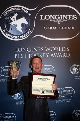 11.12.2015, Hong Kong, Hongkong, CHN, CHINA - Jockey Frankie Dettori poses with the trophy and his Longines watch after the LONGINES World™s Best Jockey Award ceremony. (Jockey, Dettori, Ehrung, Portrait, Portraet, Porträt) 108D111215HONGKONG.JPG