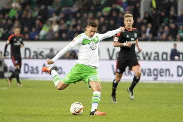 Fußball, Bundesliga, VfL Wolfsburg - Hamburger SV; Julian Draxler (Wolfsburg) Torschuss, schießt. xtgx