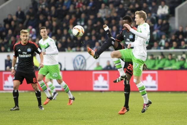 Fußball, Bundesliga, VfL Wolfsburg - Hamburger SV; v.l. Gideon Jung (HSV, 28) gegen Andre Schürrle (Weltmeister; Wolfsburg) Zweikampf, Duell, duell, tackle, Tackling, Aktion, action. xtgx