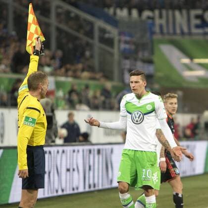 Bilder des Tages - SPORT Fußball, Bundesliga, VfL Wolfsburg - Hamburger SV; Julian Draxler (Wolfsburg) reklamiert, beschwert sich beim Linienrichter, schimpft. xtgx