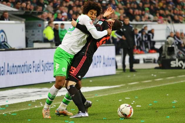 Wolfsburg Ringkampmaessiger Zweikampf zwischen Dante ( 18, VfL Wolfsburg) und Michael Gregoritsch ( 23, Hamburger SV), VfL Wolfsburg vs. Hamburger SV, Fussball, 1. Bundesliga, 12.12.2015, Copyright: Hundt xEibner-Pressefoto EP_mht