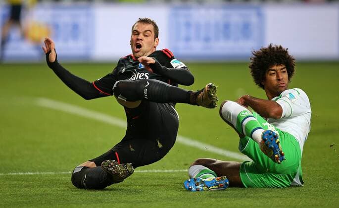 12.12.2015, Fussball 1.Bundesliga 2015 2016, 16.Spieltag, VfL Wolfsburg - Hamburger SV, in der Volkswagen Arena, Wolfsburg. v.l. Pierre-Michel Lasogga (Hamburg) gegen Dante (Wolfsburg) 