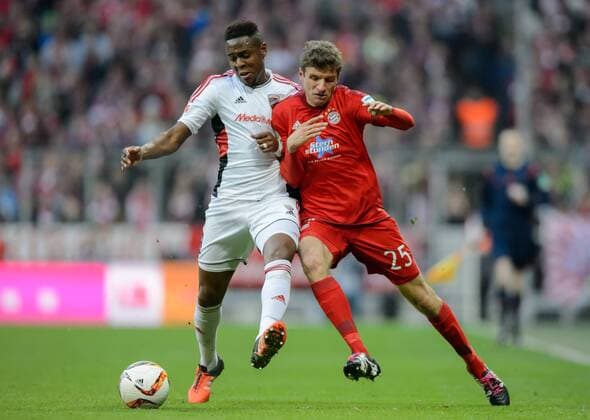 12. Dezember 2015: Muenchen, Allianz Arena: Fussball 1. Bundesliga: FC Bayern Muenchen - FC Ingolstadt: Muenchens Thomas Mueller (rot) gegen Ingolstadts Roger de Oliveira Bernardo.