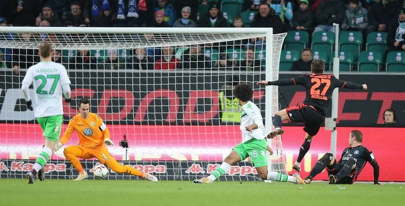Nicolai Mueller (Hamburger SV) erzielt hier gegen Dante Bonfim Costa Santos (VfL Wolfsburg) das 0-1
