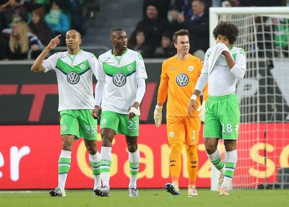 Enttäuschung nach dem 0-1 bei v.l. Naldo (VfL Wolfsburg), Josuha Guilavogui (VfL Wolfsburg) , Diego Benaglio (VfL Wolfsburg) und Dante Bonfim Costa Santos (VfL Wolfsburg)