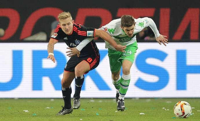 Lewis Holtby (Hamburger SV) im Duell mit Sebastian Jung (VfL Wolfsburg)
