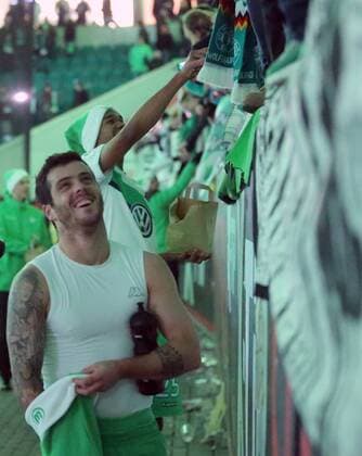Vieirinha (VfL Wolfsburg) und Naldo (VfL Wolfsburg) verteilen Weihnachtsmänner an die Fans