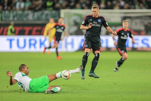 Deutschland, Wolfsburg , Volkswagen Arena, Fussball, 1. Bundesliga, Saison 2015 2016 , VFL Wolfsburg - Hamburger SV , Matthias Ostrzolek(HSV) , Naldo(Wolfsburg)