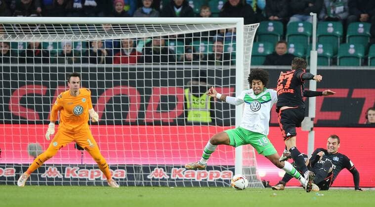 Nicolai Mueller (Hamburger SV) erzielt hier gegen Dante Bonfim Costa Santos (VfL Wolfsburg) das 0-1