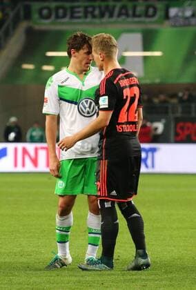 Wolfsburg Max Kruse ( 11, VfL Wolfsburg) und Matthias Ostrzolek ( 22, Hamburger SV) tauschten ihre Meinungen aus, VfL Wolfsburg vs. Hamburger SV, Fussball, 1. Bundesliga, 12.12.2015, Copyright: Hundt xEibner-Pressefoto EP_mht