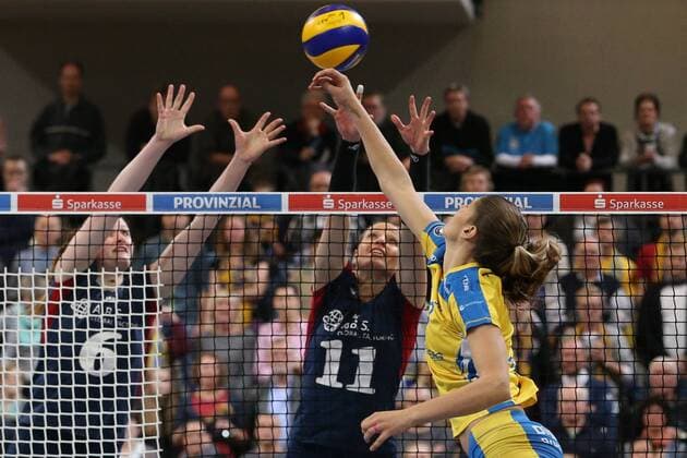 Schwerin, 12. Dezember 2015 Volleyball, Saison 2015 2016, Bundesliga Frauen, 11. Spieltag, Schweriner SC - VC Wiesbaden: Tabitha Love (Schweriner SC, 9) - Rebecca Schäperklaus (VC Wiesbaden, 6) und Elizabeth Hintermann (VC Wiesbaden, 11)