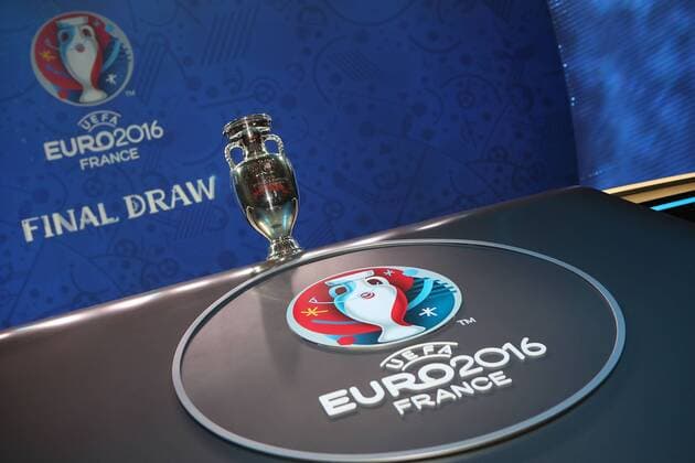 12.12.2015, xjfx, Fussball EM 2016 Auslosung Gruppen, emspor, v.l. UEFA EURO EM Europameisterschaft Fussball 2016 Pokal Henri-Delaunay, Coupe Henri-Delaunay