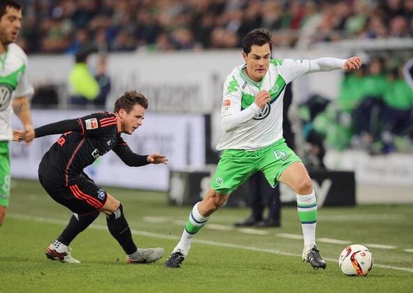 Nicolai Mueller (Hamburger SV) im Zweikampf mit Marcel Schaefer (VfL Wolfsburg)