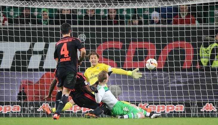 Hier erzielt Maximilian Arnold (VfL Wolfsburg) das 1-1 gegen Rene Adler (Hamburger SV)