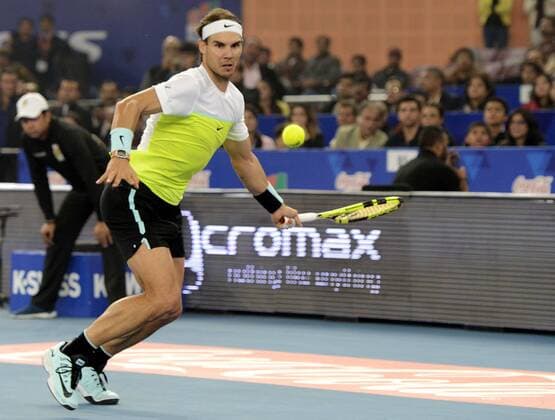 (151213) -- NEW DELHI, Dec. 13, 2015 -- Spanish Rafael Nadal of Indian Aces returns the ball against Swiss Roger Federer of UAE Royals during the International Premier Tennis League (IPTL) in New Delhi, India, Dec. 12, 2015. Indian Aces won 30-19. ) (SP)INDIA-NEW DELHI-TENNIS-IPTL Stringer 