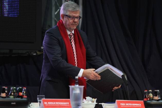 FUSSBALL - JAHRESHAUPTVERSAMMLUNG 2015 - 12.12.2015, 1. FC KAISERSLAUTERN Jahreshauptversammlung 2015, Der ehemalige Aufsichtsratsvorsitzender PROF. DR. DIETER ROMBACH (FCK) packt seine Unterlagen und verlässt die JHV, -