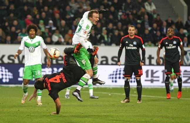 12.12.2015, Fussball 1.Bundesliga 2015 2016, 16.Spieltag, VfL Wolfsburg - Hamburger SV, in der Volkswagen Arena, Wolfsburg. v.l. Emir Spahic (Hamburg) gegen Maximilian Arnold (Wolfsburg) 
