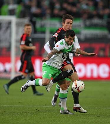 12.12.2015, Fussball 1.Bundesliga 2015 2016, 16.Spieltag, VfL Wolfsburg - Hamburger SV, in der Volkswagen Arena, Wolfsburg. v.l. Vieirinha (Wolfsburg) gegen Nicolai Müller (Hamburg) 