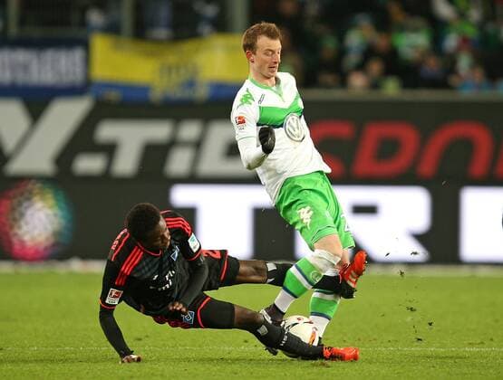 12.12.2015, Fussball 1.Bundesliga 2015 2016, 16.Spieltag, VfL Wolfsburg - Hamburger SV, in der Volkswagen Arena, Wolfsburg. v.l. Gideon Jung (Hamburg) gegen Maximilian Arnold (Wolfsburg) 