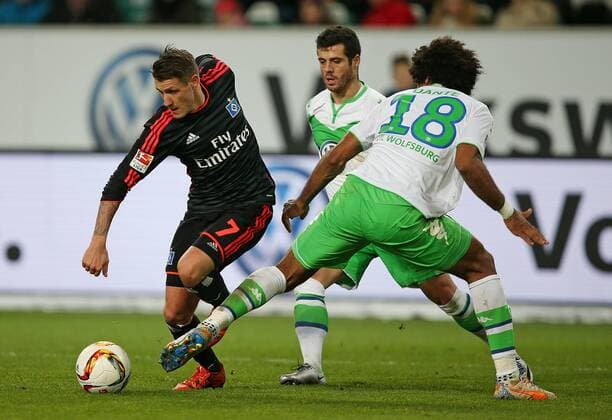 12.12.2015, Fussball 1.Bundesliga 2015 2016, 16.Spieltag, VfL Wolfsburg - Hamburger SV, in der Volkswagen Arena, Wolfsburg. v.l. Ivo Ilicevic (Hamburg) gegen Vieirinha (Wolfsburg) und Dante (Wolfsburg) 