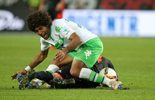 12.12.2015, Fussball 1.Bundesliga 2015 2016, 16.Spieltag, VfL Wolfsburg - Hamburger SV, in der Volkswagen Arena, Wolfsburg. v.l. Dante (Wolfsburg) gegen Aaron Hunt (Hamburg) 