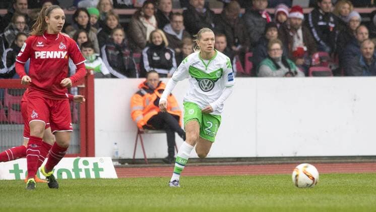 Fußball, Allianz Frauen Bundesliga, 1. FC Köln - VfL Wolfsburg; Lara Dickenmann (Wolfsburg, 21) am Ball. xtgx