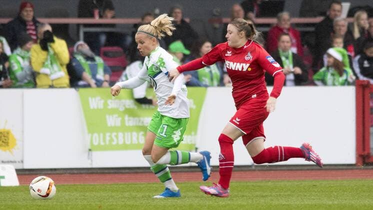 Fußball, Allianz Frauen Bundesliga, 1. FC Köln - VfL Wolfsburg; Julia Simic (Wolfsburg, 31) (links) Zweikampf, Duell, duell, tackle, Tackling, Aktion, action. xtgx