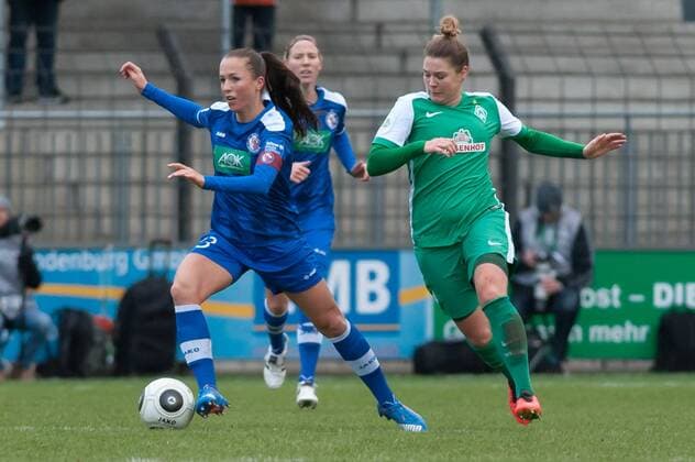 v.li.: Lia Wälti (Walti, Waelti, 1. FFC Turbine Potsdam, 13) im Zweikampf mit Lisa-Marie Scholz (SV Werder Bremen, 7), Fussball, Allianz Frauen-Bundesliga, 1. FFC Turbine Potsdam - SV Werder Bremen, xobx