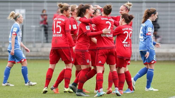 Torjubel FC Bayern München, Spielerinnen des FCB jubeln über das Tor zum 0:2, Jubel, Torjubel, Torerfolg, celebrate the goal, goal, celebration, Jubel ueber das Tor, optimistisch, Action, Aktion, Fussball, Allianz Frauen-Bundesliga, TSG 1899 Hoffenheim - FC Bayern München, xozx