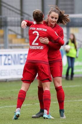 v.li.: Gina Lewandowski (FCB, 2) jubelt mit Torschützin Sara Ilonka Däbritz (Sara Daebritz, FCB, 33) über das 0:1, Jubel, Torjubel, Torerfolg, celebrate the goal, goal, celebration, Jubel ueber das Tor, optimistisch, Action, Aktion, Fussball, Allianz Frauen-Bundesliga, TSG 1899 Hoffenheim - FC Bayern München, xozx